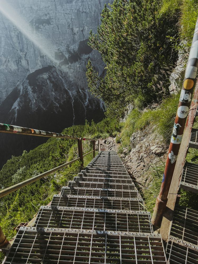 escaleras de hierro empinadas hacia abajo en la montaña lago sorapis